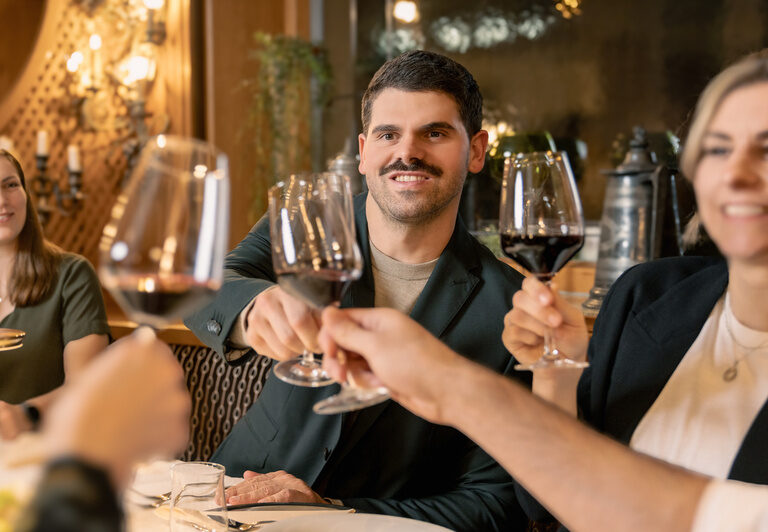 Geselligkeit im Hotel Dreiflüssehof – Anstoßen mit Wein bei festlichem Anlass