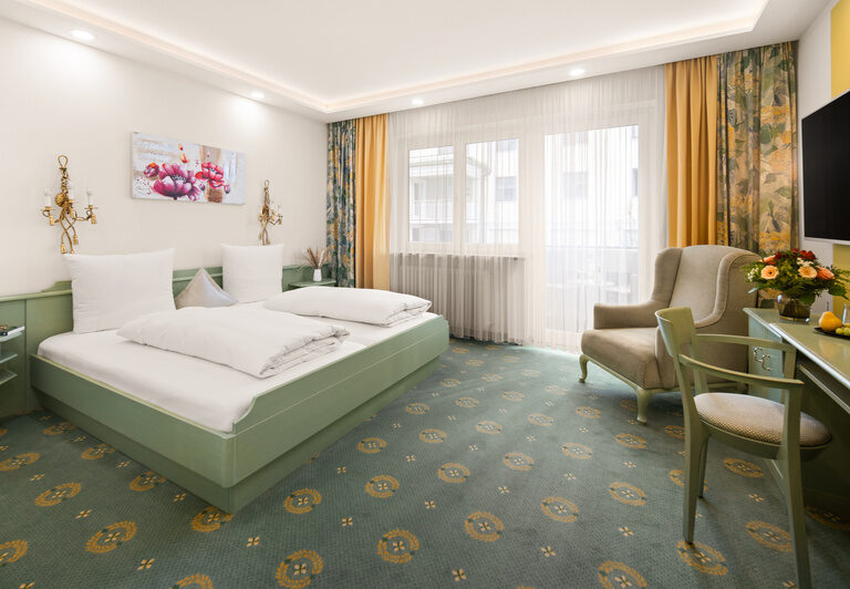 Stilvolles Schlafzimmer des Komfort-Apartments im Dreiflüssehof mit behaglichem Schlafkomfort.