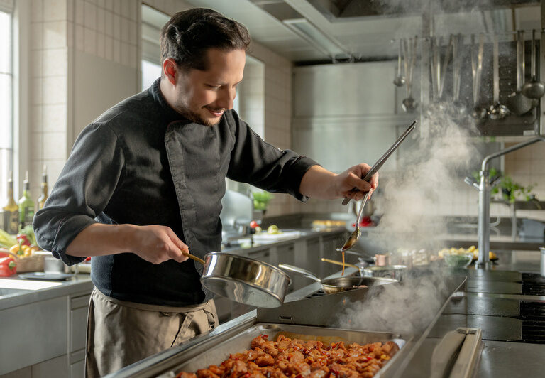 Küchenchef Christoph bei der Arbeit – mit Leidenschaft bei der Zubereitung frischer Speisen