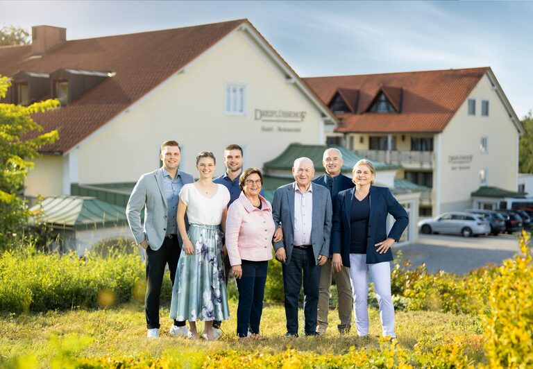 Hotel Dreiflüssehof Passau – Gastgeberfamilie Zellner-König vor dem Haus