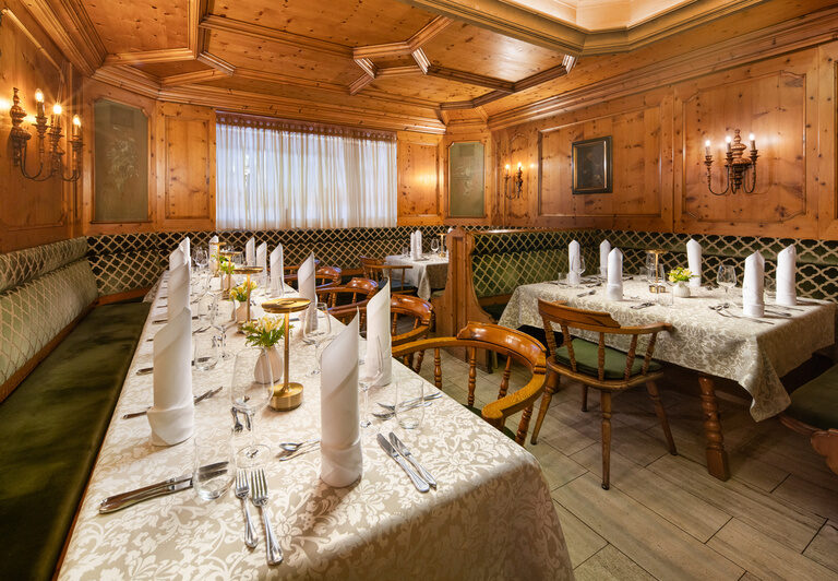 estlich gedeckter Tisch im Restaurant des Hotel Dreiflüssehof in Passau