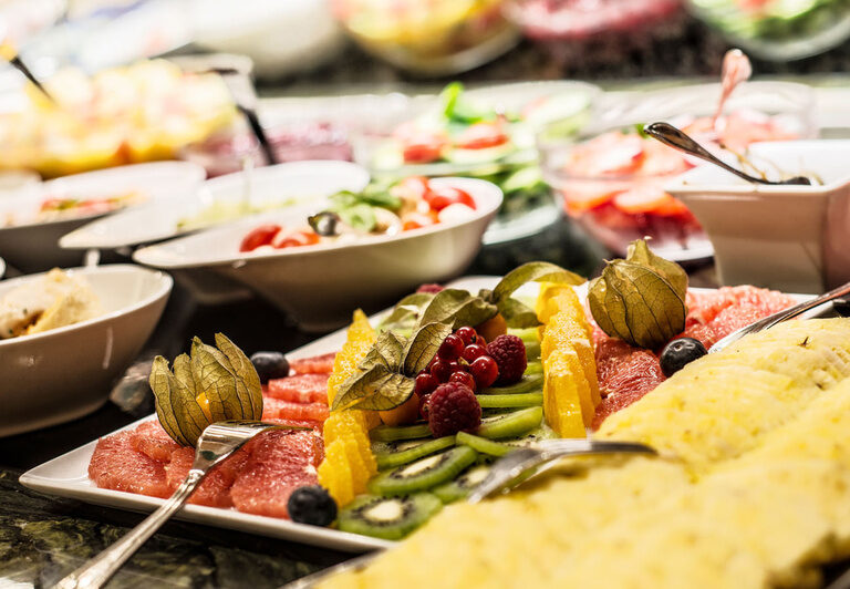 Frühstücksbuffet im Hotel Dreiflüssehof Passau – Nahaufnahme mit frischem Obst