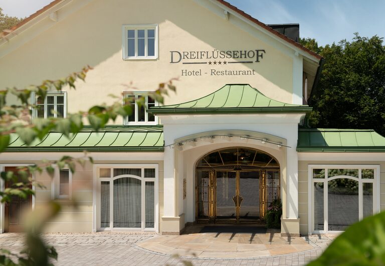 Die Eingangstür des charmanten Hotels Dreiflüssehof in Passau
