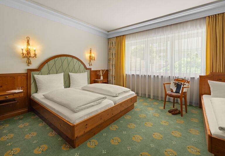 Behaglicher Schlafkomfort im stilvollen Schlafzimmer des Basic-plus-zimmers im Dreiflüssehof.