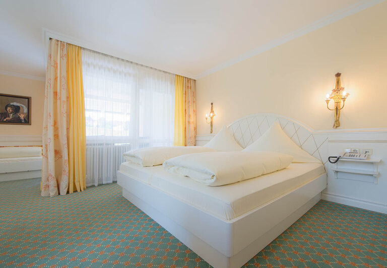 Die Junior-Suite des Dreiflüssehofs im Bayerischen Wald vereint stilvolles Design mit gemütlichem Komfort.