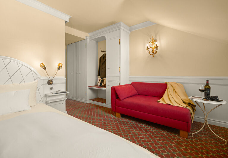 Gemütliches Komfort-Plus-Zimmer des Hotel Dreiflüssehof im Bayerischen Wald mit einladender Atmosphäre.